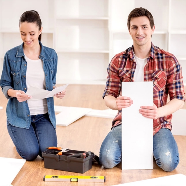AMÉNAGEMENT_DE_L’ESPACE_Photographie_640x640_Jeune_couple_de_parents_faisant_le_montage_d’étagères_pour_l'aménagement_d'une_pièce
