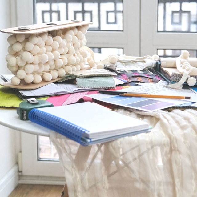 PROCESSUS_DÉCO_Photographie_640x640_Évaluation_des_éléments_décoratifs–Rideau_accessoires_textiles_échantillons_de_tissus_charte_de_couleurs_et_cahier_de_notes_posés_sur_une_table