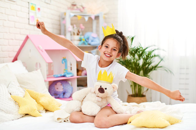 CHAMBRES_ENFANTS_Photo_640X427_Petite_fille_assise_sur_son_lit_avec_ourson_et_couronne_sur_tête CHAMBRES_ENFANTS_Photo_640X427-Joyeuse_petite_fille_assise_bras_ouverts_sur_son_lit_avec_son_ourson_favori_et_heureuse_de_montrer_les_couronnes_en_papier_jaune_que_chacun_porte_sur_leur_tête