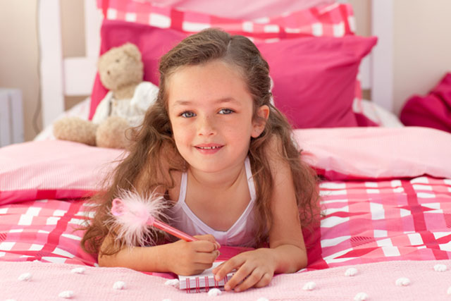 CHAMBRES_ENFANTS_Photo_640X427_Petite_fille_étendue_sur_couvertures_roses_de_son_lit_avec_crayon_et_calepin CHAMBRES_ENFANTS_Photo_640X427-Mignonne_petite_fille_souriante_étendue_sur_les_belles_couvertures_roses_de_son_lit_avec_son_calepin_de_notes_et_un_crayon_rose_de_fantaisie_à_la_main