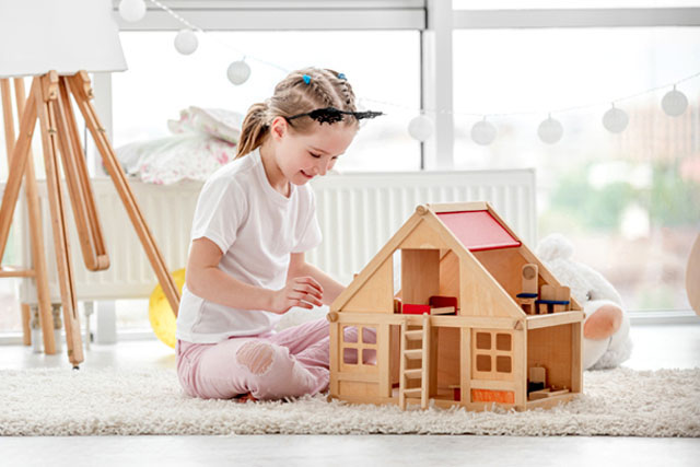 CHAMBRES_ENFANTS_Photo_F640X427_Petite_fille_jouant_avec_sa_maison_de_poupée_dans_sa_chambre CHAMBRES_ENFANTS_Photo_640X427-Petite_fille_heureuse_de_jouer_avec_sa_maison_de_poupée_confortablement_installée_sur_le_tapis_moelleux_de_sa_chambre